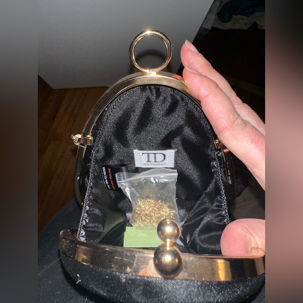 structured clutch black satin pearl gold chain and ring handle - Picture 11 of 17